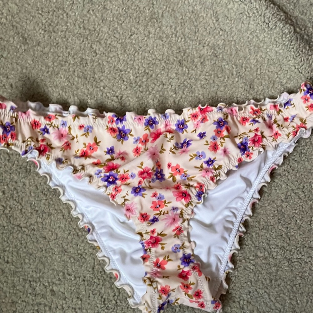 Floral bikini bottom size M. NWOT